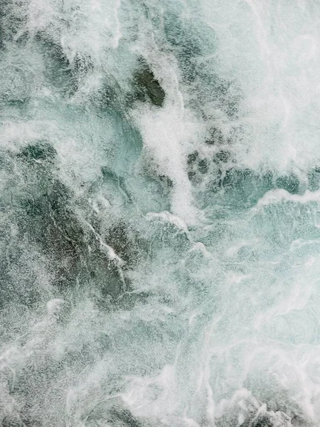 川の水面波の質感の背景。夏休みのコンセプト. — ストック写真