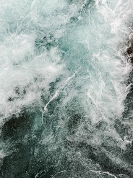 Río agua superficie olas textura fondo. Concepto vacaciones de verano. — Foto de Stock