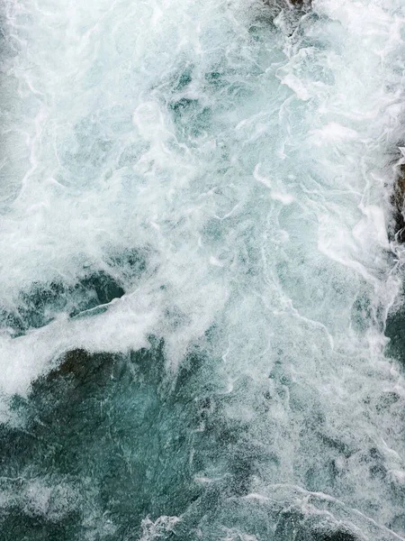 Río agua superficie olas textura fondo. Concepto vacaciones de verano. — Foto de Stock