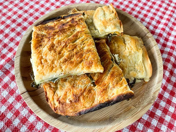 Arnavut geleneksel yemekleri taze sebzeler ve ev yapımı turta.