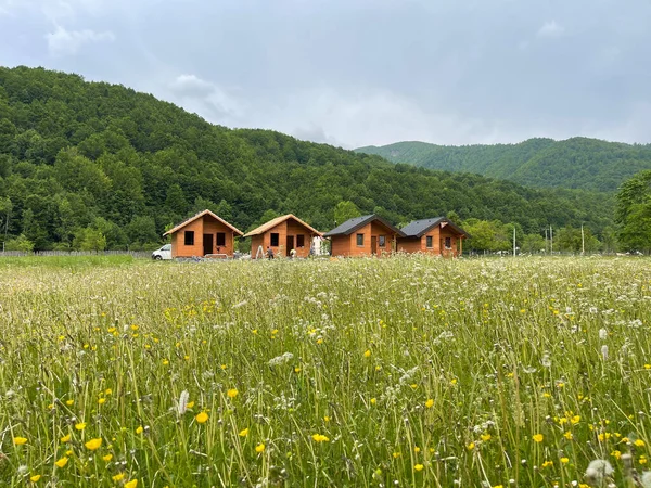 Pequenas cabines de madeira casa ao ar livre. Desenho exterior. — Fotografia de Stock