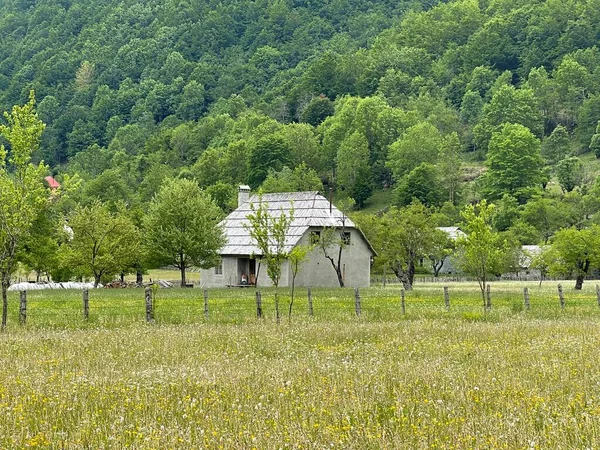 Bela casa velha em Vermosh Albânia casa de estilo tradicional — Fotografia de Stock