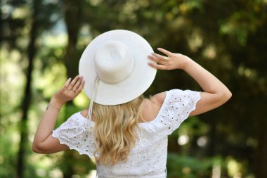 Beyaz şapkalı bir kadının yakından bakışı... .