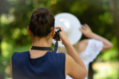 Sahne arkası çekim sırasında. İş yerinde fotoğrafçı..