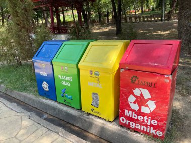 Parktaki renkli geri dönüşüm kutuları. Gezegen kavramını koru.