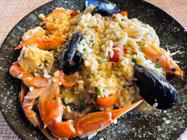 Karides, midye, ahtapot, midye ve domatesli İtalyan pilavı.