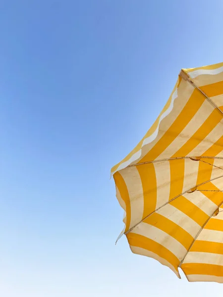 Guarda-chuva amarelo no céu azul claro conceito férias .summer — Fotografia de Stock