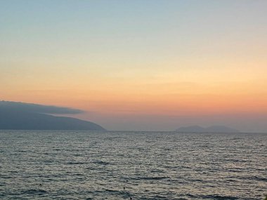 Vlore Arnavutluk 'taki İyon Denizi üzerinde güzel bir gün batımı. Boşluğu kopyala. 