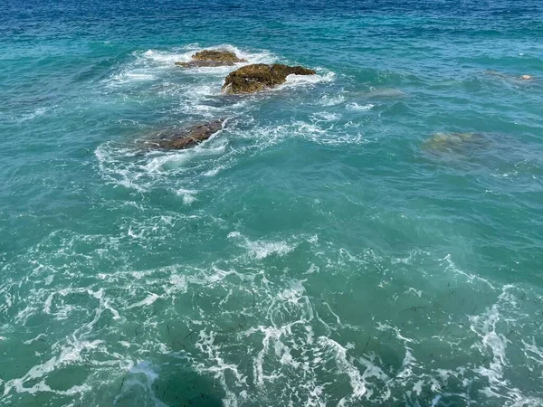 Plage rocheuse et eau cristalline turquoise de la mer Ionienne en Albanie . — Photo