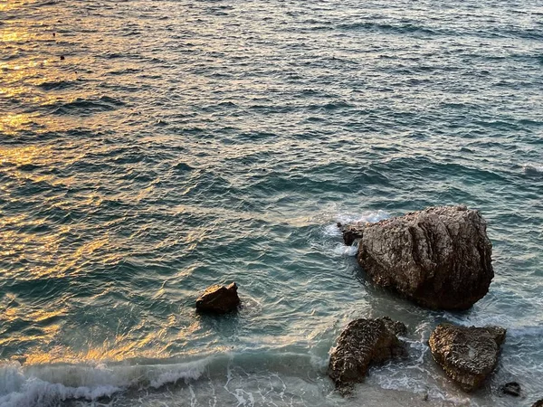 Skalnatá pláž a křišťálově tyrkysová voda v Albánii. — Stock fotografie