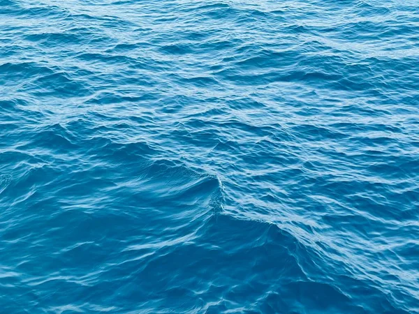 Fondo azul textura agua de mar. Superficie del mar. — Foto de Stock