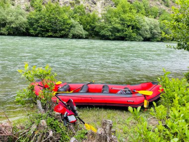 Beyaz su rafting ekipmanları. Yaz tatili konsepti. Arnavutluk 'u ziyaret et.