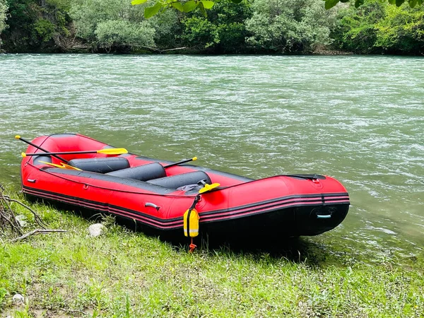 Matériel de rafting en eau vive. Concept vacances d'été. Visite en Albanie. — Photo