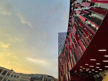 Tiran, Arnavutluk - 17 Eylül 2021: Tiran şehir merkezinde yeni stadyum