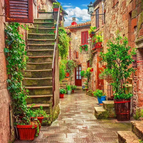 Callejón en el casco antiguo, Toscana, Italia — Foto de Stock