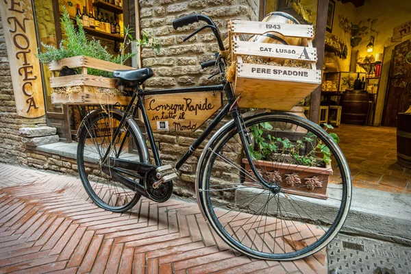 Kerékpár, Alley San Gimignano-ban — Stock Fotó