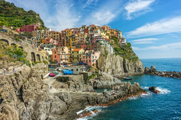 Kleurrijke stad op de rotsen Cinque Terre Ligurië Italië — Stockfoto