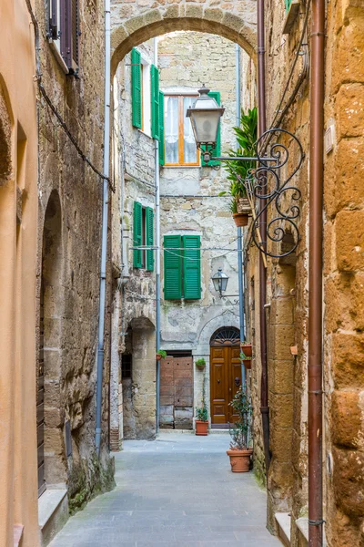Callejón en el casco antiguo italiano Toscana Italia — Foto de Stock