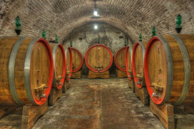 Şarap fıçılarıyla dolu mahzen.
