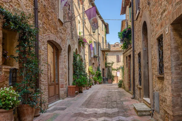 Vicolo nel centro storico italiano Pienza Toscana Italia — Foto Stock