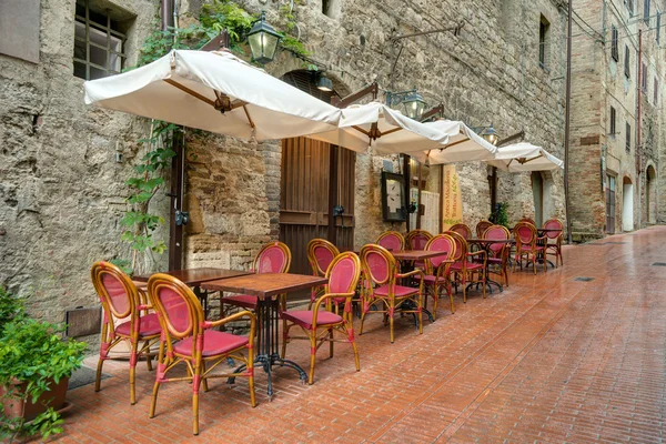 İtalyan eski şehir san gimignano Toskana İtalya sokakta