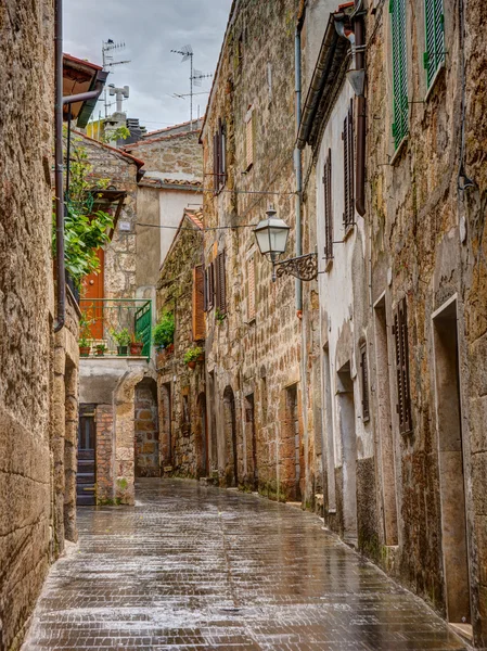 Δρομάκι στην παλιά πόλη Pitigliano Τοσκάνη Ιταλία — Φωτογραφία Αρχείου