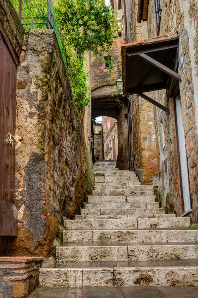 Vicolo nel centro storico Pitigliano Toscana Italia — Foto Stock