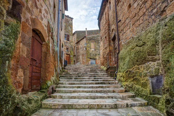 Vicolo nel centro storico Pitigliano Toscana Italia — Foto Stock