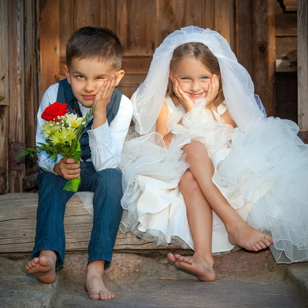 Crianças adoram casal após o casamento — Fotografia de Stock