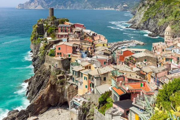 Vieille ville sur les rochers Ligurie Italie — Photo
