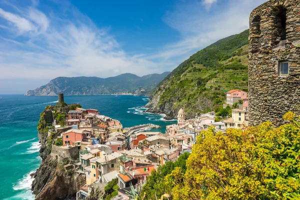 Ciudad en las rocas Varnezza Liguria Italia — Foto de Stock