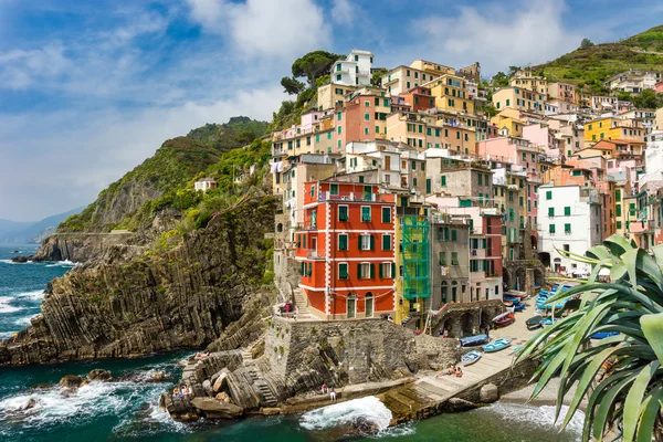 Stad op de rotsen Riomaggiore Ligurië Italië — Stockfoto