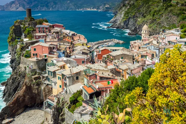 Stad op de rotsen Ligurië Italië — Stockfoto