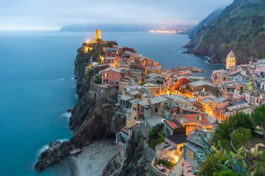 Geceleri ışıklı buzlu Liguria İtalya şehir