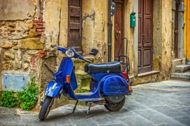 Scooter Toskana eski şehir sokakta