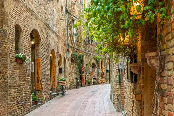 Beco na cidade velha San Gimignano Toscana Itália — Fotografia de Stock