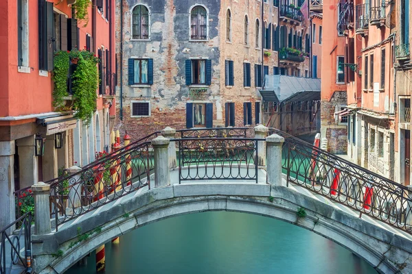 Edifícios coloridos canal em Veneza — Fotografia de Stock