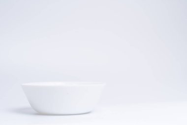 Beyaz arkaplanda izole edilmiş küçük beyaz kaseler kırpma yolunu içerir