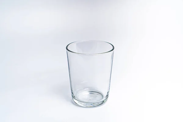 Beyaz arkaplanda izole edilmiş boş cam kırpma yolunu içerir