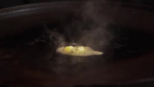 Erkek Bir Aşçı Siyah Bir Tavada Kızarmış Yumurta Için Hazırlanır — Stok video