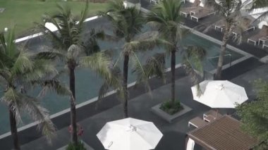 21 Ekim 2020 - Batı Desaru Tatil Köyü, Johor, Malezya: Ahşap pencereli ve Plumeria türleri ağaçlı güzel, temiz bir Asya mimarisi konseptinin üst açısı
