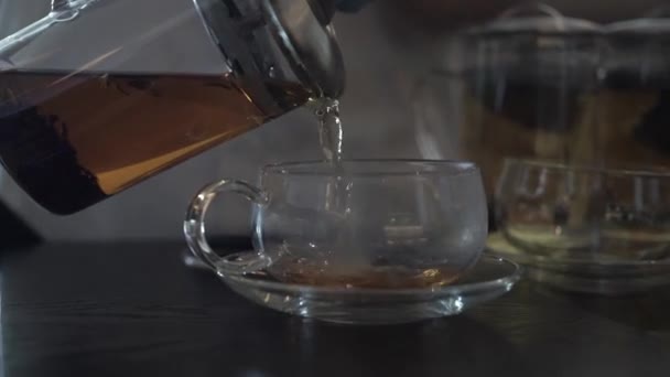 Close Van Een Mannelijke Chef Kok Met Een Blauwe Handschoen — Stockvideo