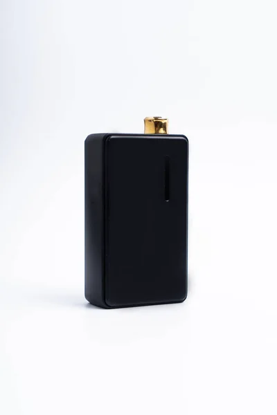Beyaz arka plandaki buğular. Buhar konsepti. VAPE mağazası. Elektronik sigara içiyor. Elektronik sigara satışı. Yazı için yer. İki tane elektronik sigara modeli..