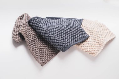 Küçük mutfak havluları, lacivert geri dönüşümlü malzeme. Beyaz arkaplan yüzeyinde