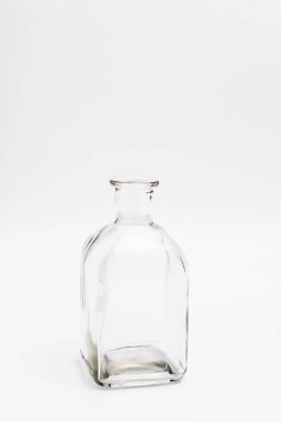 İç dekorasyon için kapağı olmayan şeffaf bir şişe. Stüdyo görüntüleri beyaz arkaplanda izole edildi