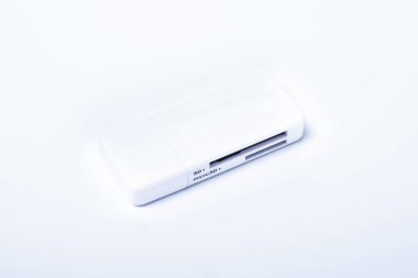 CM104 USB 3.0 ile TF SD Eş zamanlı Okuma Bellek Okuyucu 'nun beyaz rengi. Beyaz arkaplanda izole