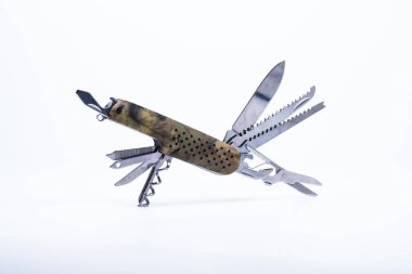 Kamuflaj desenli çok amaçlı cep katlaması. Beyaz arkaplan ile izole