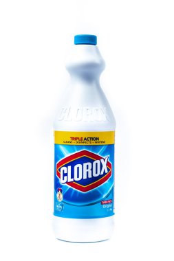 Kuala Lumpur, Malezya. 20 Kasım 2020, bir kutu tek kullanımlık yüz maskesi. Beyaz arkaplanda izole.