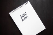 2021 plán notepad seznam koncept, rukopis notepad. Nápis 2021 Plan v bílém papíru a focus!, target!, money! v notepadu, zblízka, shora, koncepce plánování, nastavení cíle. Na černém pozadí
