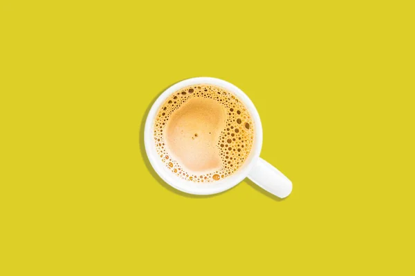 Oberer Winkel Einer Tasse Kaffee Auf Gelbem Hintergrund — Stockfoto
